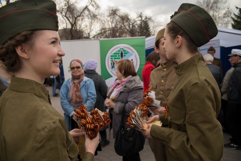 Новосибирцам раздали георгиевские ленточки